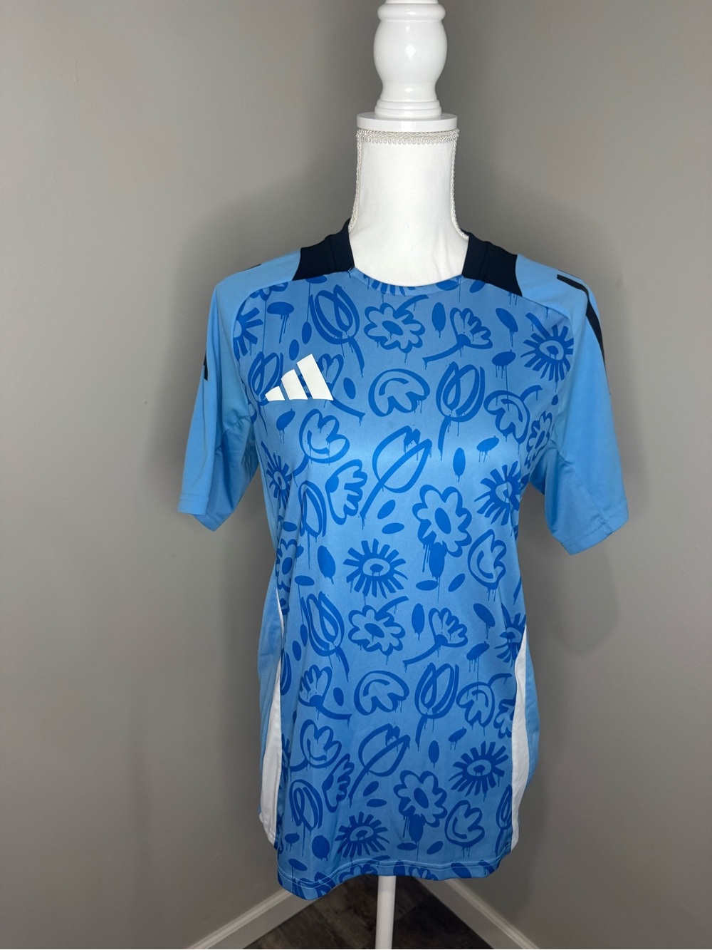 adidas Men’s Sky Blue Floral Graphic Training Shirt with Navy Accents